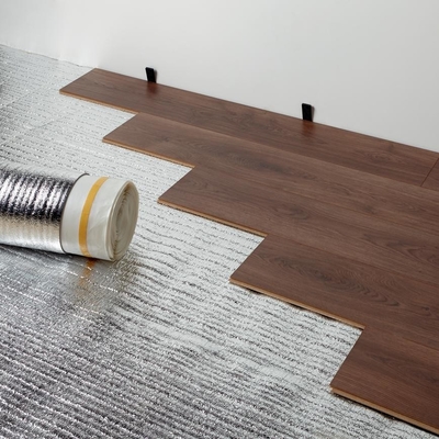 Wysokiej gęstości pianka PE z odblaskową foliją aluminiową po stronie izolacja pod dywanami laminowany lub winylowy